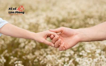 Mơ thấy nắm tay người yêu 