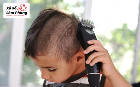 Nam giới nằm mơ thấy mình tự tay cắt tóc